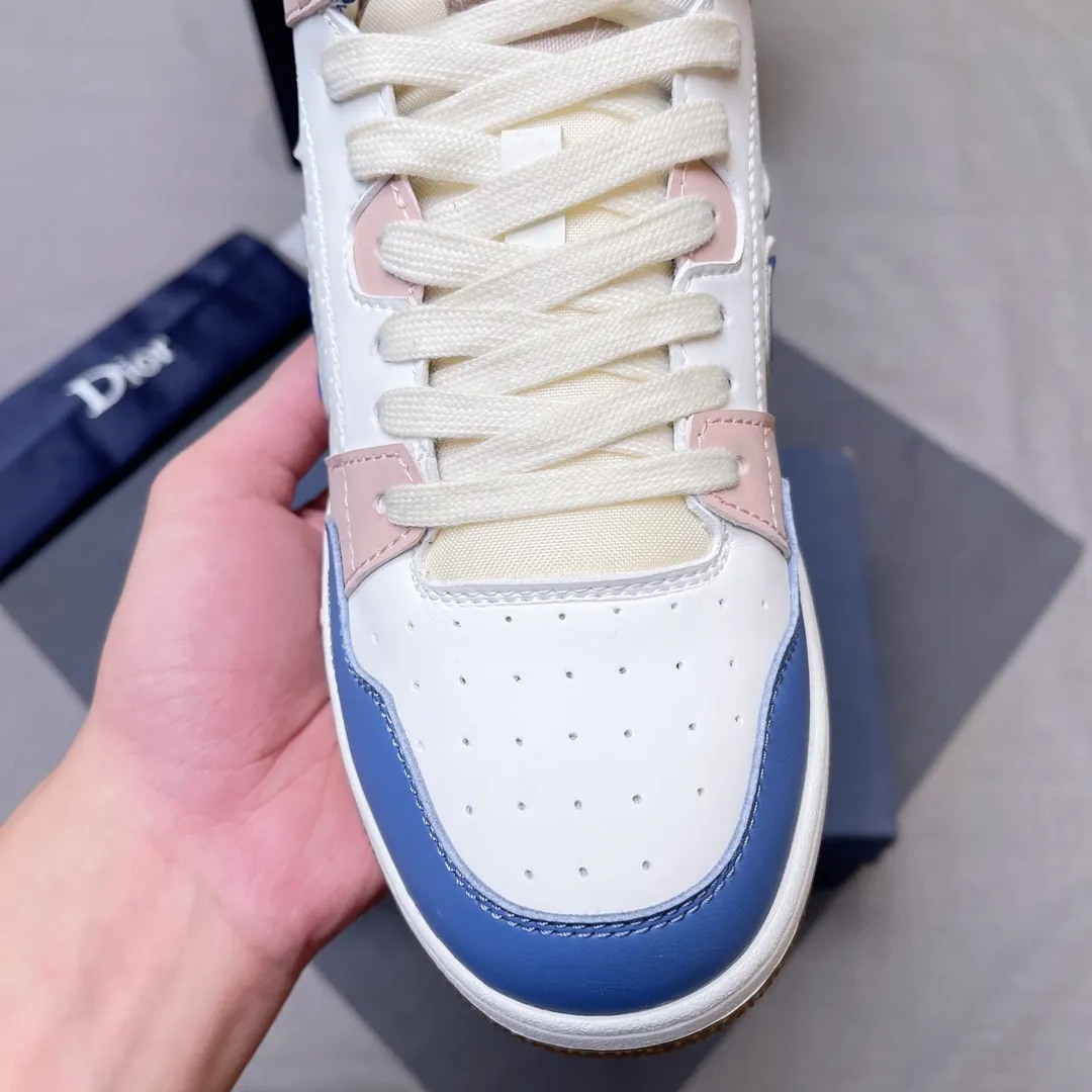 P420 Dior B57 low-top sneakers 2024 spring men's series new product launch [Celebrate][Celebrate][Celebrate], reinterpret the basketball shoe design and become Dior's classic item [strong][strong][strong], carefully crafted in black and cream white smooth cowhide, with beige suede, and the leather CD logo is displayed on the side Zhi, the tongue, sole and back side are decorated with various distinctive details to enhance the style[666][666], while the eyelet details, topstitching and rubber panels highlight the dynamic charm of its athletic style[strong][strong][strong]. It has a two-color rubber sole, which can be matched with various clothing to create a refined look. Size: 38 to 45 No. 067